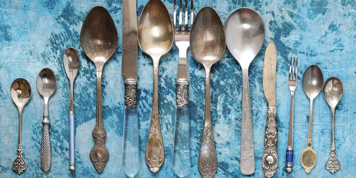 Kako vratiti sjaj srebrnom priboru za jelo (sigurne metode)